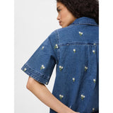 PIECES PIECES dame kjole PCFLORA Dress Medium Blue Denim WHITE FLOWER EMBROIDE