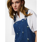 PIECES PIECES dame kjole PCFLORA Dress Medium Blue Denim WHITE FLOWER EMBROIDE