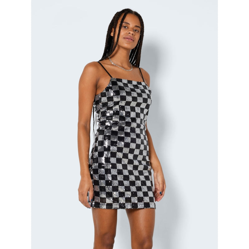 NOISY MAY Noisy May dame kjole NMMINDY Restudsalg Black BLACK AND SILVER SEQUIN CHECK